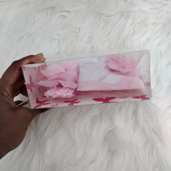 Baby Girl Accessories Set with Socks and Headwrap - Picture 3 of 4